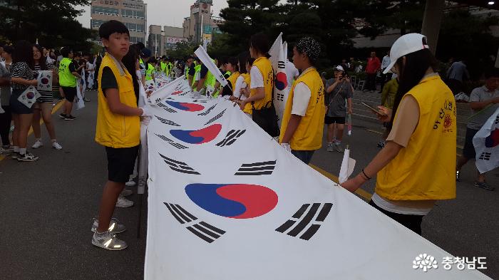 지난 달 8.15 광복절 행사로 민족통일아산시협의회 주최로 열린 광복 71주년 '태극기 휘날리며 걷기대회' 가 열리고 있다.