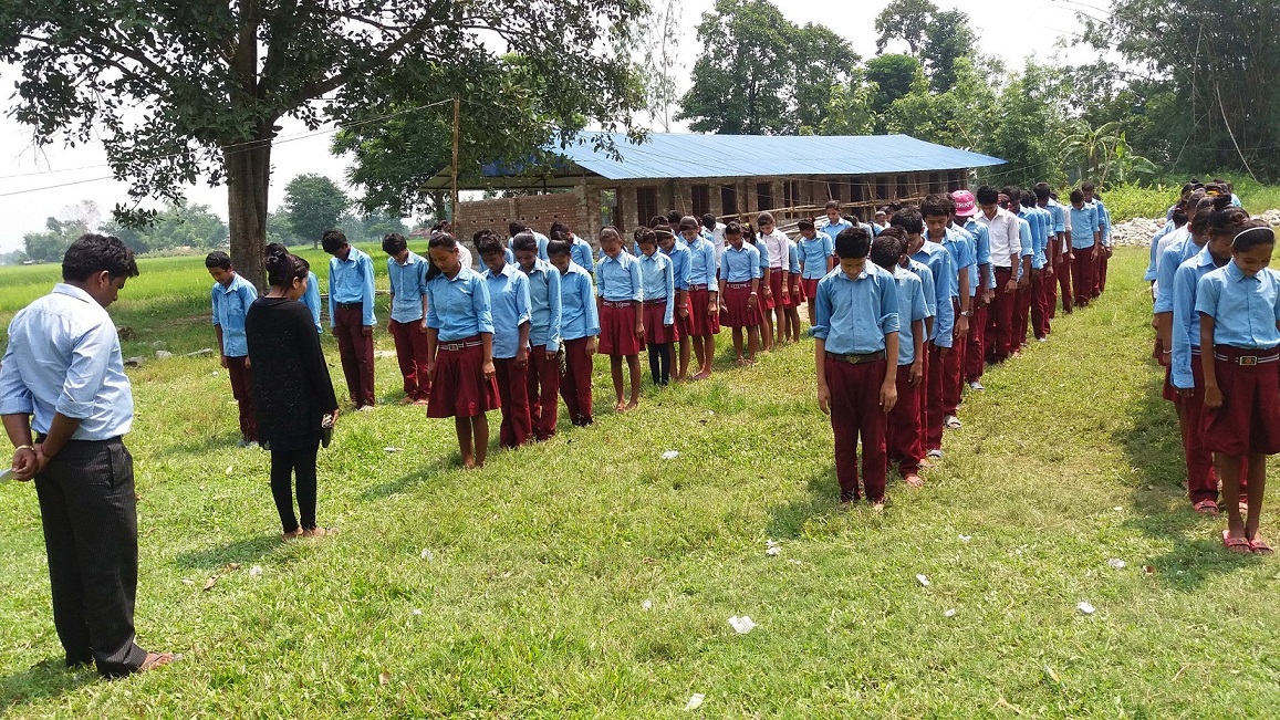 명조스님의 추모식을 거행하고 있는 네팔 자나죠티 세컨다리 스쿨 어린이들(네팔 동부 칸첸중가 인근 쩌프라머리)