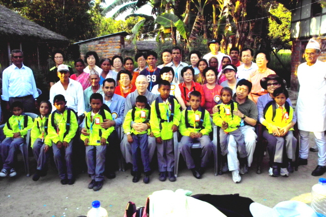 2010년 최초로 선정한 12명의 후원 장학생들과 함께(네팔 칸첸중가 오지 현지 학교 방문)
