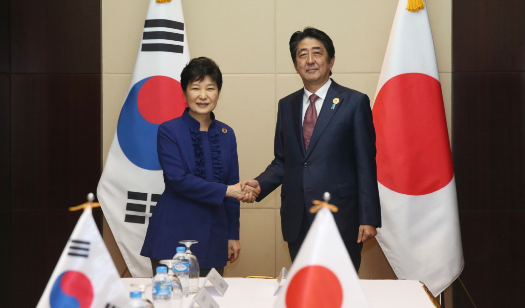 9월 7일 한일정상회담에서 박근혜 대통령과 아베 총리가 환하게 웃으며 악수하고 있다. 박근혜 대통령은 이 자리에서 한일'위안부' 합의를 ‘양국관계의 긍정적 모멘텀’이라고 극찬했다