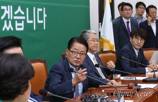 북한 핵실험 징후가 감지된 9일 오전 긴급 비상대책위원회의를 소집한 박지원 국민의당 비대위원장이 국회 당대표실에서 회의를 주재하고 있다. 