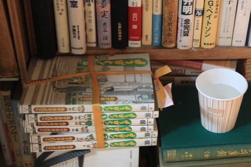 일본 만화책과 물잔