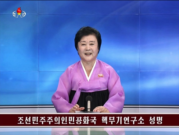 북한은 9월 9일 "핵탄두의 위력 판정을 위한 핵폭발 시험을 단행했다"고 보도했다. 북한 핵무기연구소는 이날 성명에서 "이번 핵시험에서는 조선인민군 전략군 화성포병부대들이 장비한 전략탄도로켓들에 장착할 수 있게 표준화, 규격화된 핵탄두의 구조와 동작, 특성, 성능과 위력을 최종적으로 검토 확인했다"며 이같이 밝혔다고 조선중앙TV가 보도했다. 리춘히 아나운서가 9일 오후 1시 30분(평양시간 오후 1시) '핵무기연구소 성명'을 발표하고 있는 모습. 
