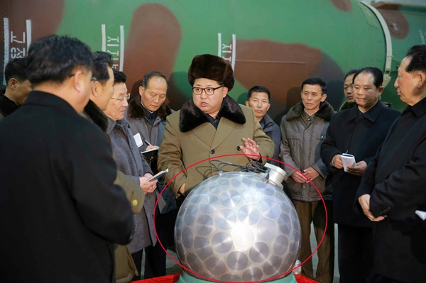 북한이 정권수립일을 맞아 지난 9일 오전 핵실험을 단행했을 가능성이 크다고 정부 소식통이 밝혔다. 사진은 북한 조선중앙통신이 지난 3월 공개한 장면으로 김정은 북한 노동당위원장이 핵탄두 기폭장치 추정 물체 앞에서 핵무기 연구 부문 과학자, 기술자들을 만나 지도하는 모습. 