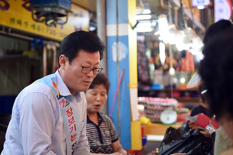 박용규 취암동장이 1일 떡판매 장원봉사를 하고 있다.