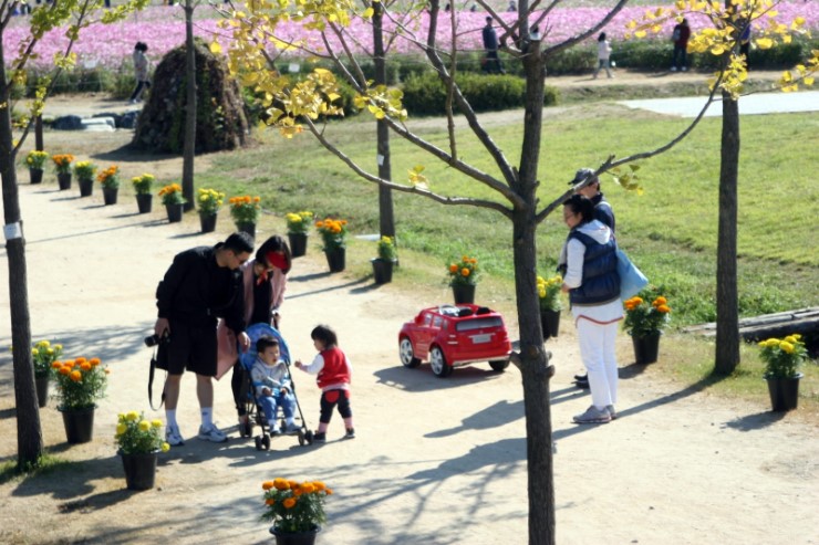 부모와 아이들이 놀러 나오는 계절의 공원. 모든 아이들이 행복한 세상을 소망하며