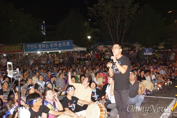  성주 군청에서 열린 '한반도 사드 배치 철회 촛불집회'에 참석한 김제동