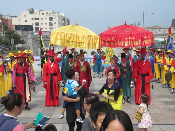 정조대왕과 혜경궁 홍씨가 지동교에서 어가행렬을 멈추었다