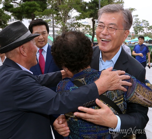 오월어머니 품에 안긴 문재인 11일 광주를 방문한 문재인 더불어민주당 전 대표가 구도청 별관 앞 5·18민주유공자 3단체 천막농성장을 찾아 오월어머니의 포옹을 받고 있다. 5·18민주유공자유족회 등 3단체와 5·18기념재단은 구도청 별관을 5·18기념관으로 조성할 것을 요구하며 박근혜정권의 5·18흔적지우기 중단을 요구하고 있다. 