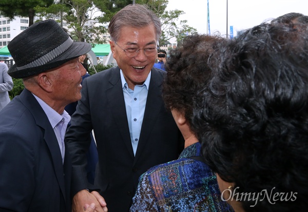 오월어머니 만난 문재인 11일 광주를 방문한 문재인 더불어민주당 전 대표가 구도청 별관 앞 5·18민주유공자 3단체 천막농성장을 찾아 오월어머니를 만나고 있다. 5·18민주유공자유족회 등 3단체와 5·18기념재단은 구도청 별관을 5·18기념관으로 조성할 것을 요구하며 박근혜정권의 5·18흔적지우기 중단을 요구하고 있다. 