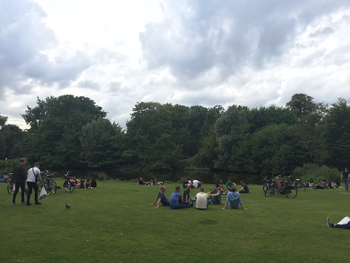  암스테르담 Vondel Park에서 휴식을 취하고 있는 사람들