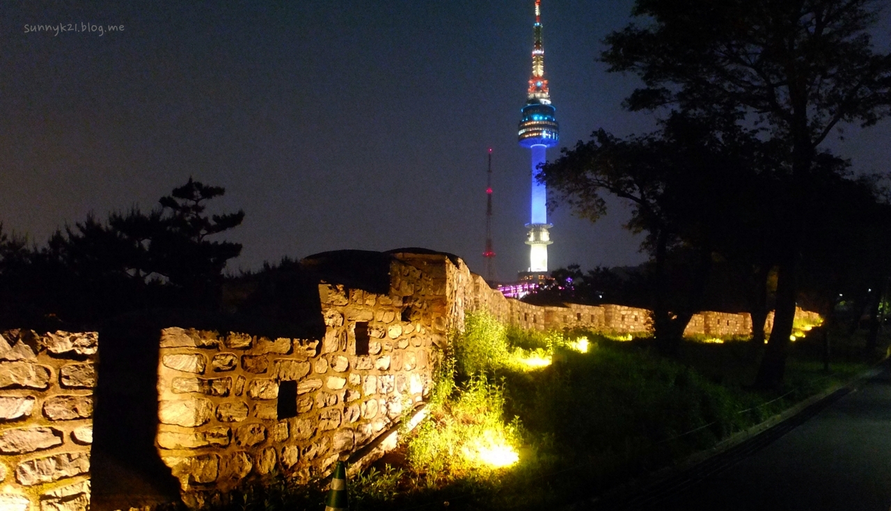  서울N타워를 등대삼아 산책하는 남산 야행길. 