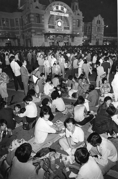 1986년 추석 전야. 서울역 광장에 가득한 귀성객들.