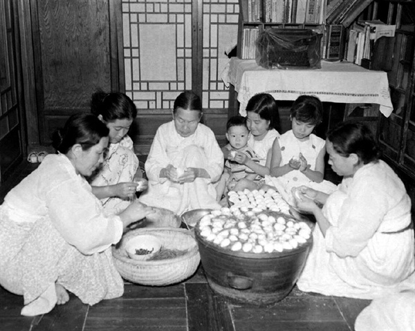추석 때 가족들 송편 빚는 모습(1957).