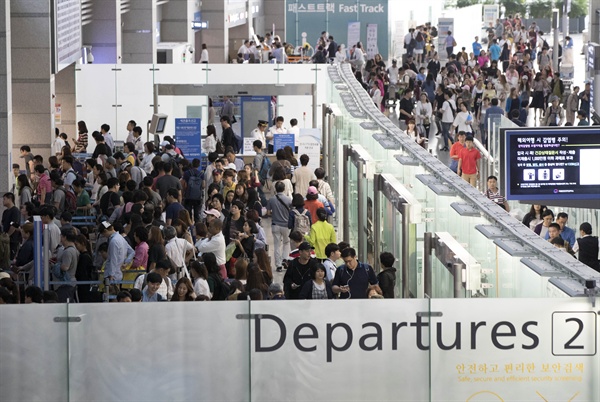지난 추석, 해외로 떠나는 사람들의 모습. 이번 설날에도 공항이 붐빌 것으로 예상된다.