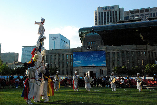 서울광장에서는 추석 연휴를 맞아 다양한 전통음악 공연이 펼쳐진다. 사진은 지난 봄 서울광장에서 열린 소고놀이 장면.