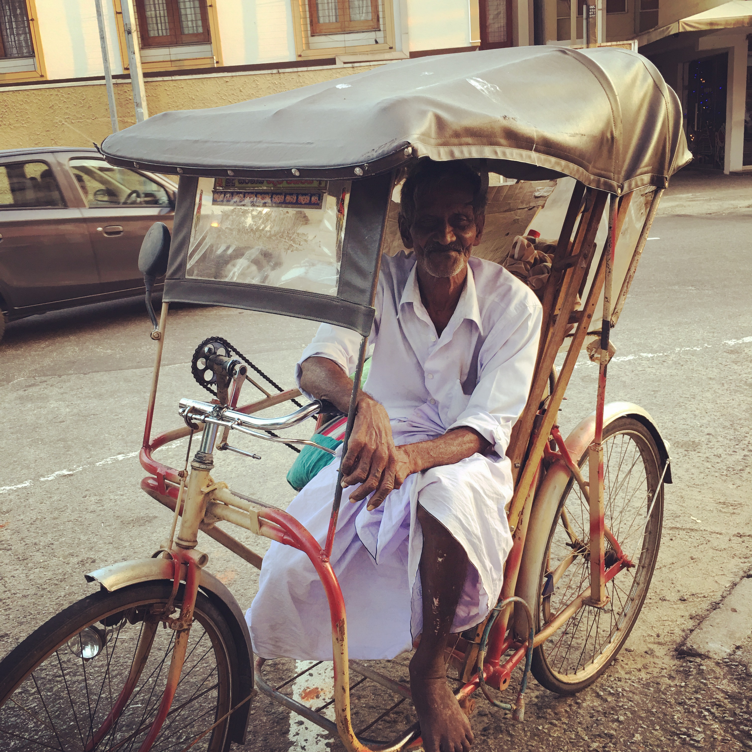 스리랑카에서 자전거 '툭툭'을 모는 노인.