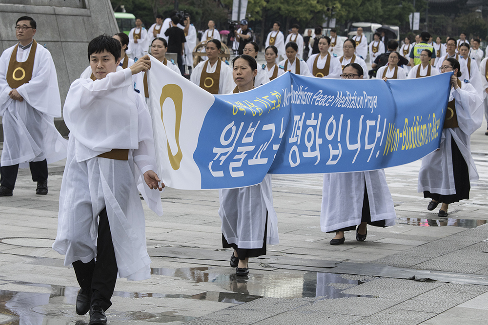 12일 오후 주한미대사관이 보이는 서울 광화문 세종대왕상 앞에서 원불교 교무 및 신도 500여 명이 평화침묵기도회를 열었다.