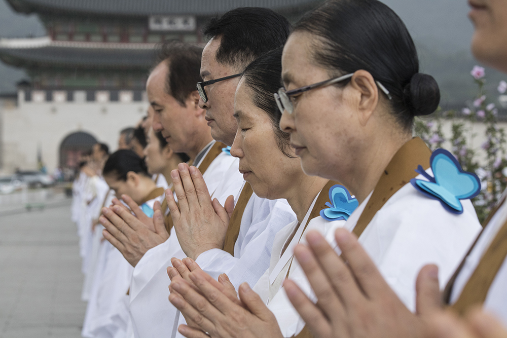 12일 오후 주한미대사관이 보이는 서울 광화문 세종대왕상 앞에서 원불교 교무 및 신도 500여 명이 평화침묵기도회를 열었다. 기도회에 참여한 교무 및 신도들은 굵은 빗줄기에도 미동 없이 자리를 지키며 평화를 염원했다. 