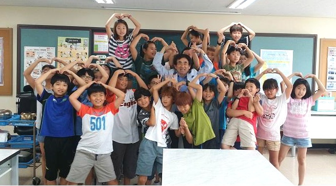 지난 7월 19일, 4학년 어린이들과 함께 ‘두부 만들기’ 과학수업을 마치고 기념촬영