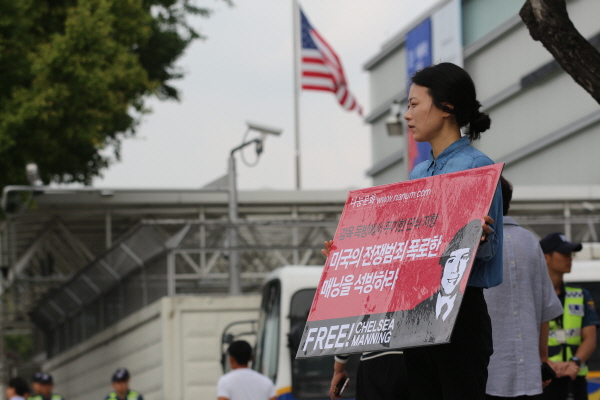 지난 12일, 미국대사관 앞 매닝 석방을 요구하는 1인시위를 하고 있는 나눔문화 이향미 연구원. 나눔문화는 매닝석방 운동을 이어나가고 있다.