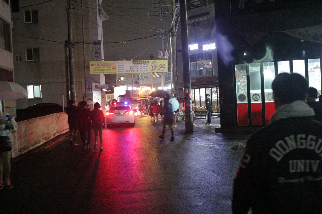 동국대 경주캠퍼스 원룸지역을 조용히 순찰하는 경찰차