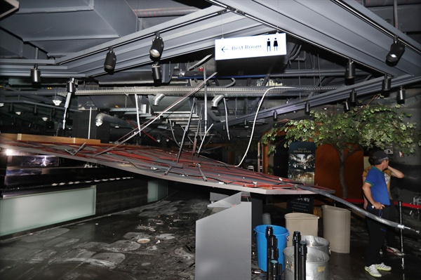 12일 저녁 경주 지역에서 발생한 규모 5.8 지진으로 경남 김해대로 한 주상복합건물 내 대형 식당 천장 일부가 폭탄을 맞은 듯 맥없이 무너져 내렸다.