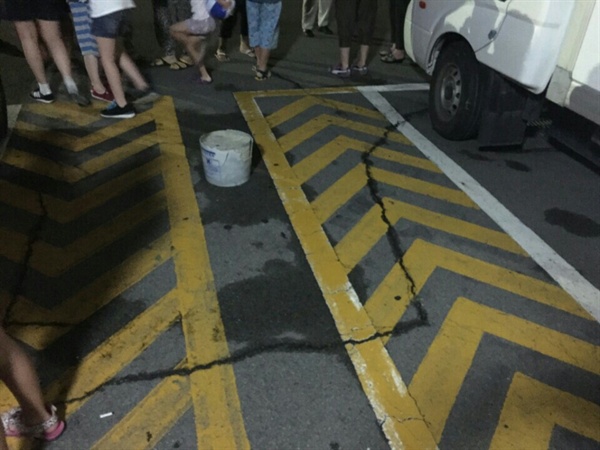 경북 경주에서 지진이 잇따라 발생한 12일 오후 부산 영도구의 한 아파트 주차장 바닥이 갈라져 있다. 이 주차장의 갈라짐 현상은 이번 지진으로 더 심해졌다. 