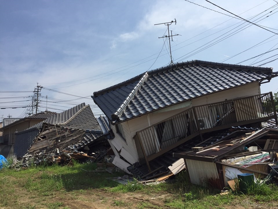 지진으로  폐허로 변한 구마모토 시내 주택가 (지난 6월 중순)