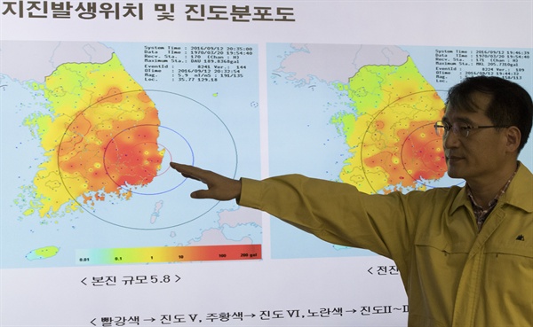 경주 규모 5.8 지진이 발생한 지난 12일 오후 서울 동작구 기상청 국가지진화산센터에서 유용규 지진화산감시과장이 관련 브리핑을 하고 있다.