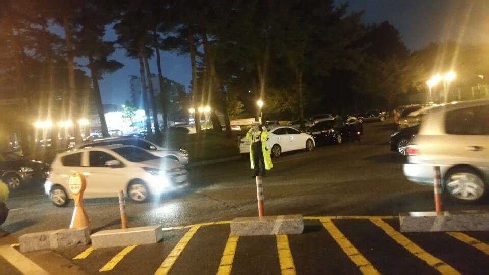9월 12일 저녁 10시쯤 울산 남구 신정동 울산대공원 입구에 있는 공영주차장에 갑자기 차량들이 몰려오자 경찰이 교통정리를 하고 있다 