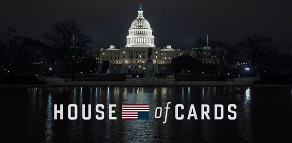  백악관을 배경으로 한 드라마 <하우스 오브 카드>의 타이틀 카드. 야심에 가득 찬 프랭크는 결국 저 건물에 입성하고야 만다.