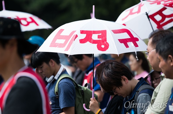 지난해 9월, 추석 연휴를 앞두고 서울 국회 정문 앞에서 티브로드 비정규직 해고 노동자들과 시민단체 회원들이 해고자 복직과 고용승계등을 요구하며 기자회견을 열었다. 