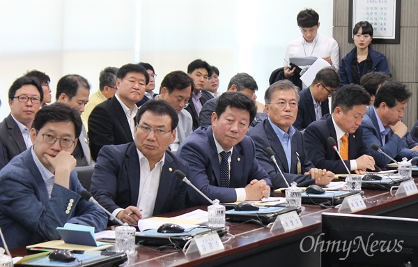  13일 오후 부산 기장군 한국수력원자력 고리원자력본부를 현장 방문한 문재인 더불어민주당 전 대표와 의원들이 한수원 측으로부터 지진 대응 관련 설명을 듣고 있다. 