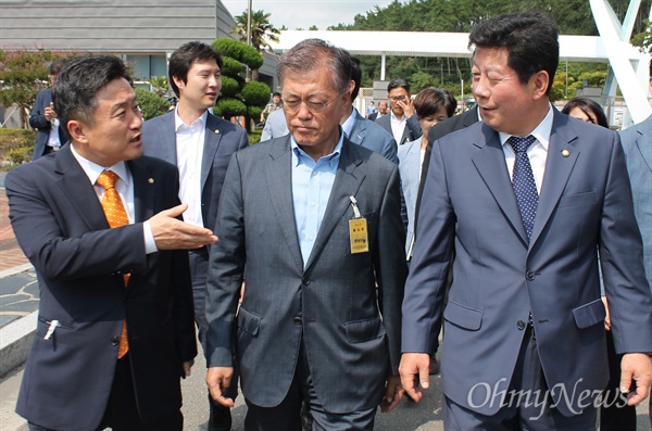  13일 오후 부산 기장군 한국수력원자력 고리원자력본부를 현장 방문한 문재인 더불어민주당 전 대표(가운데)와 최인호(왼쪽), 박재호 의원이 걸어가며 이야기를 나누고 있다. 