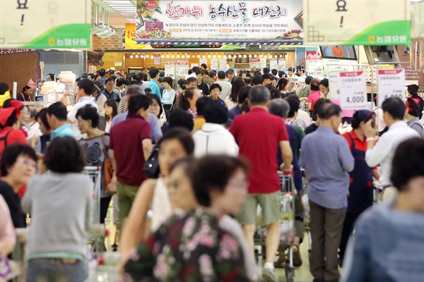 추석 연휴를 이틀 앞둔 지난 11일 오전 서울 서초구 농협 하나로마트 양재점에서 제수용품 등을 준비하는 시민들로 붐비고 있다.