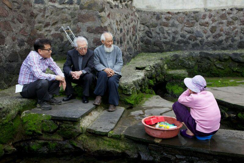 제1회 제주43 화상 시상식에 참석자 제주 방문한 김석범씨. 사진 허상수씨 제공 <화산도>의 작가인 김석범씨가 제1회 제주43평화상 수상을 위해 제주를 방문하여 <화산도>의 배경중 하나인 삼양마을의 용천수가 나오는 물통을 방문하여 주민과 대화. 왼족부터 허상수씨, 김석범씨, 김명식씨.