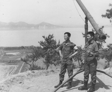 그 당시 한강 하류 산남리부대의 조명탄 발사대 옆에서 문 중사(오른쪽)와 기자(1970. 5.) 