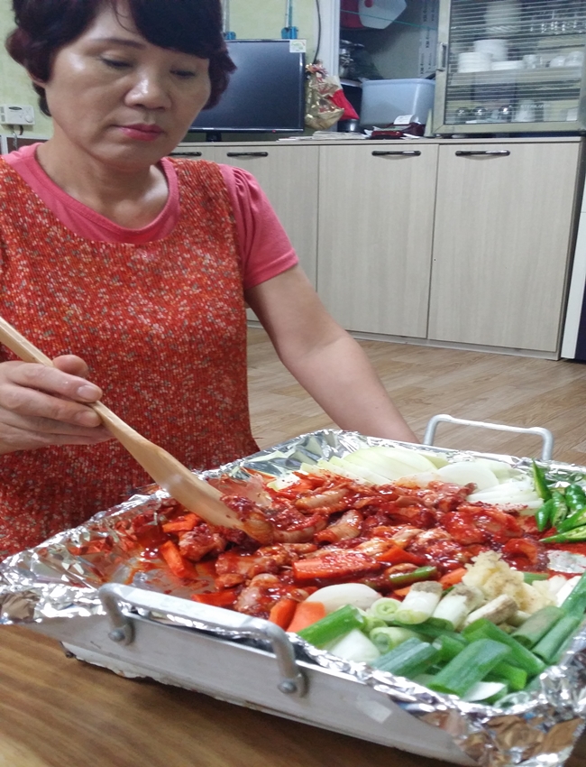 음식업 40년 내공이라는 이집 주인아주머니가 꼼장어 볶음 요리를 하고 있다.
