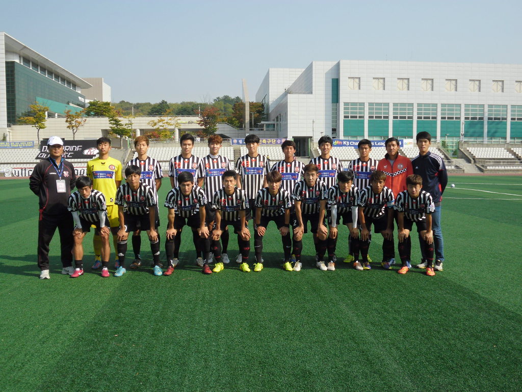  고양시민축구단의 스텝과 선수단