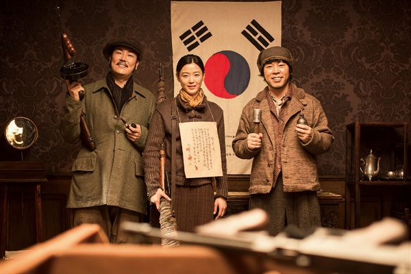  영화 <암살>과 <밀정> 모두 일제시대 한국독립운동에 대해 다뤘지만, 그 결은 상이하다.