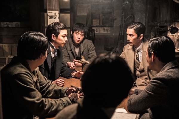  영화 <암살>과 <밀정> 모두 일제시대 한국독립운동에 대해 다뤘지만, 그 결은 상이하다.