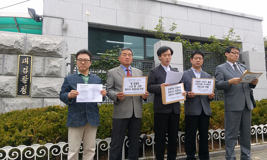 지난 4월20일 서울고검의 수원대 이인수 총장의 불기소 결정에 대해 대검찰청에 항고장을 접수하고 있는 해직교수들. 