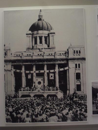 1948년 8월 15일의 ‘정부수립 국민 축하식.’ 대한민국역사박물관에서 찍은 사진.