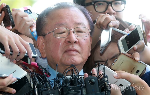 [오마이포토] 검찰 소환된 강만수 "부끄러운 일 하지 않았다" 