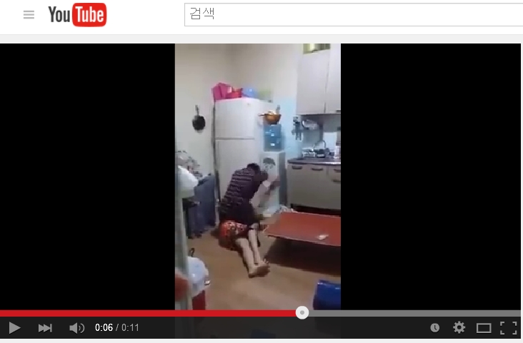 지난 13일밤 경기도 포천의 식품공장내 주방에서 발생한 캄보디아 여성 구타사건 동영상. 이  유튜브 동영상이 페이스북 등 SNS 에 올라 캄보디아 국민들을 분노케했다.