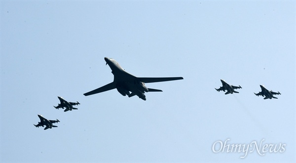 미국의 초음속 전략폭격기 B-1B가 9월 13일 경기도 오산공군기지 상공에서 F-16 전투기의 호위를 받으며 작전을 수행하고 있다. 
