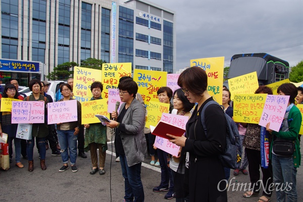 19일 오전 김항곤 성주군수의 막말을 규탄하는 기자회견을 가진 대구경북여성단체연합회 김영순 공동대표가 김 군수와 면담을 마치고 나와 주민들에게 면담 내용을 전달하고 있다.