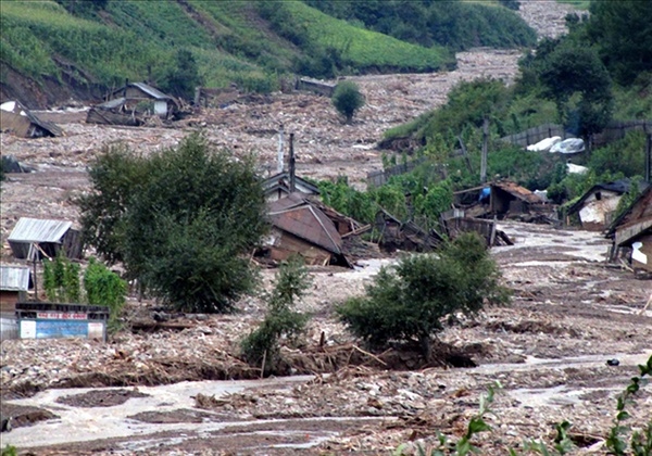 (서울=연합뉴스) 북한 선전매체 '내나라'가 공개한 함경북도 지역의 홍수 피해 모습. 홍수로 가옥들이 파손되고 다리가 끊어지는 등 큰 피해가 발생했다.