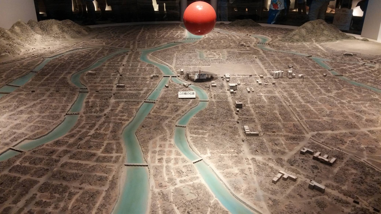 핵폭탄 투하 당시 히로시마 모형. 붉은구는 핵폭탄이 폭발한 위치를 가리킨다.